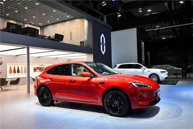 ！问界新M5 Ultra广州车展“自带高光”九游会真人游戏第一品牌“陆地小坦克”实力圈粉(图4)